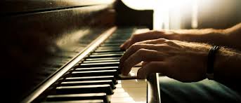 iemand die piano speelt